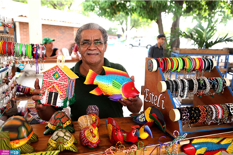 Pequeños artesanos de todo el país ofertan su ingenio y creatividad en el Tiangue La Fé