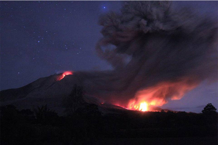 Continúa volcán Sinabung en Indonesia intensas erupciones