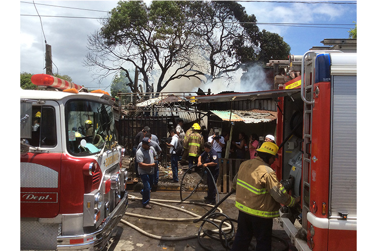 Incendio consume vivienda de anciana de 75 años