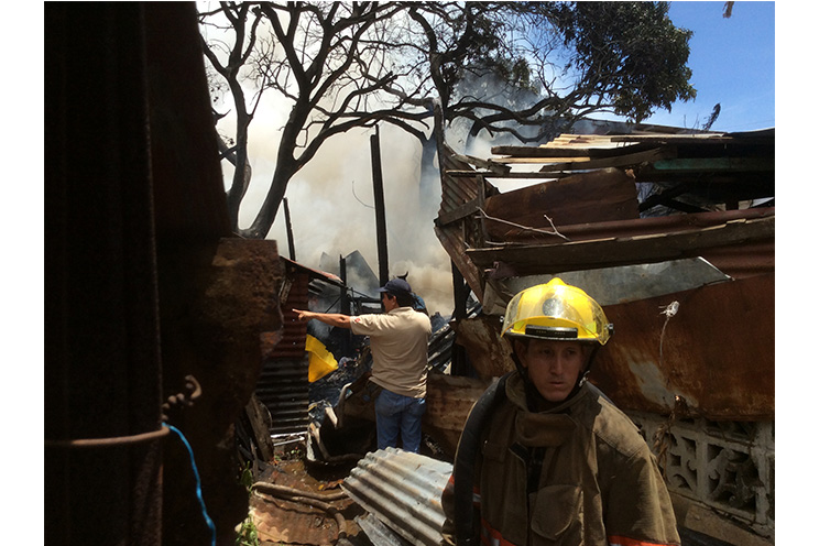 Incendio consume vivienda de anciana de 75 años