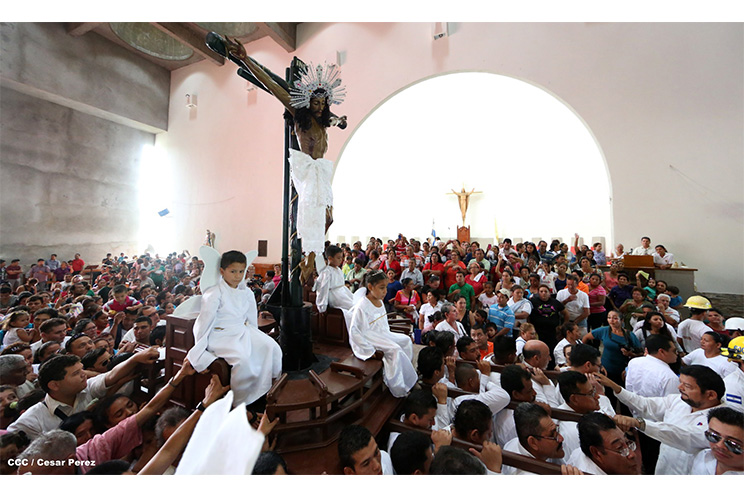 Familias católicas acompañan bajada de la Sangre de Cristo en Catedral Metropolitana
