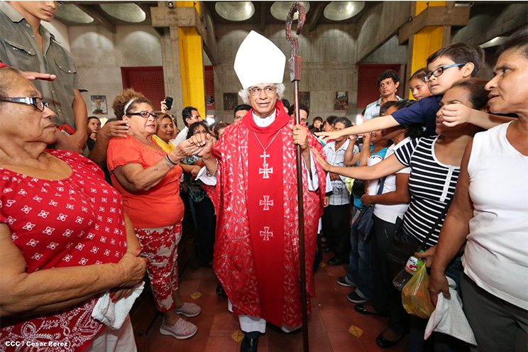 Familias católicas acompañan bajada de la Sangre de Cristo en Catedral Metropolitana