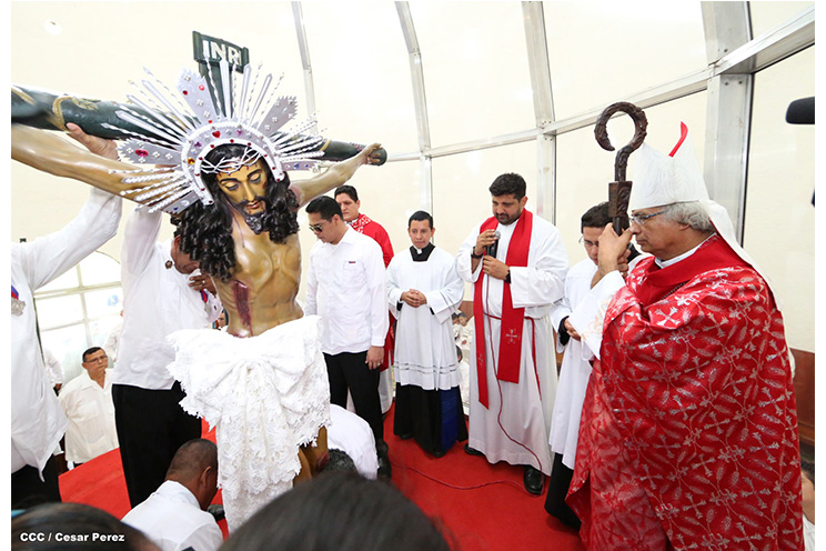 Familias católicas acompañan bajada de la Sangre de Cristo en Catedral Metropolitana
