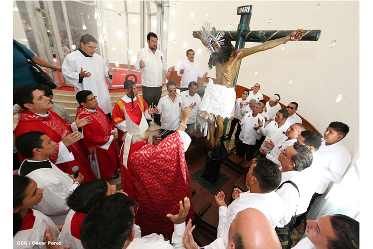 Familias católicas acompañan bajada de la Sangre de Cristo en Catedral Metropolitana
