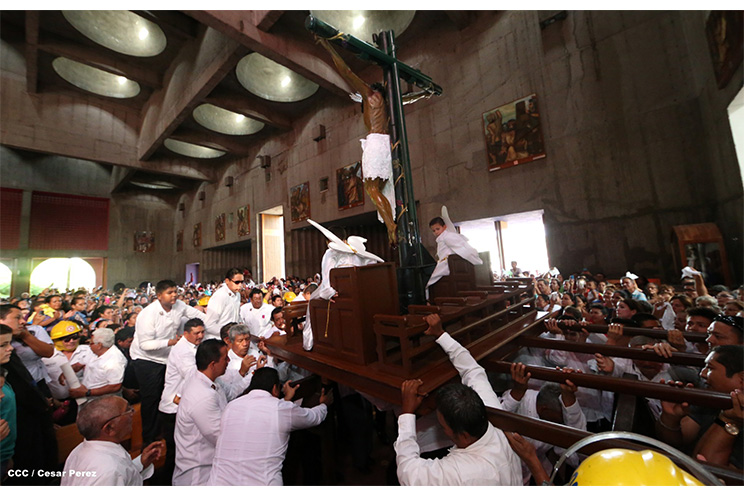 Familias católicas acompañan bajada de la Sangre de Cristo en Catedral Metropolitana