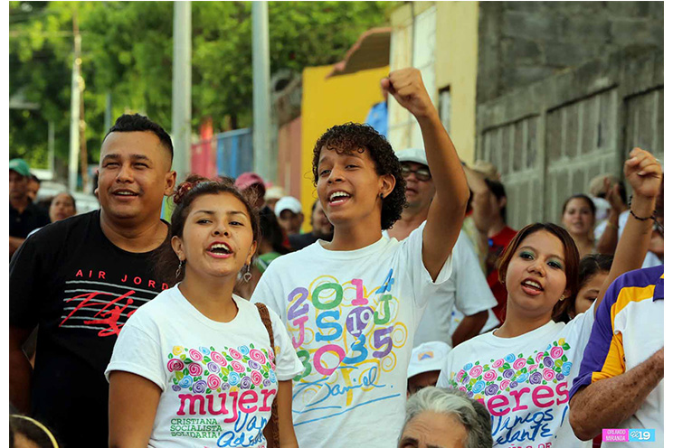 Capitalinos honran a sus héroes con algarabía y espíritu de compromiso