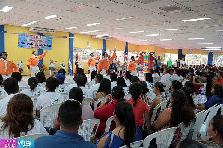 Maestros celebran reivindicaciones sociales y laborales
