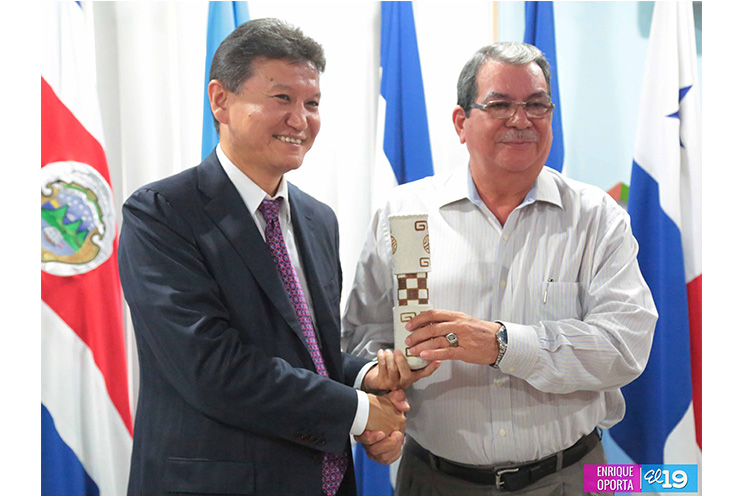 Vicepresidente Omar Halleslevens se reúne con el maestro del ajedrez Kirsan llyumzhinov