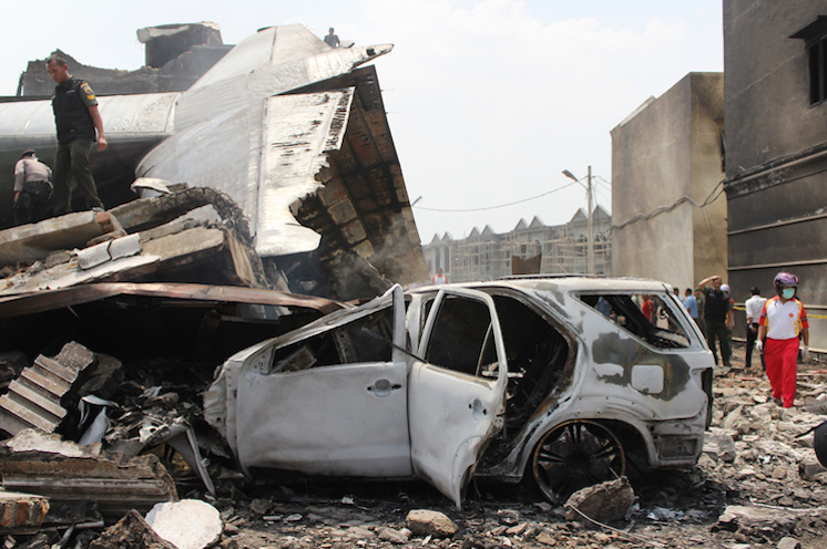 Avión militar se estrella en ciudad de Indonesia: al menos 113 muertos