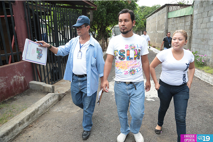 Celebrando el 36/19, más familias reciben títulos