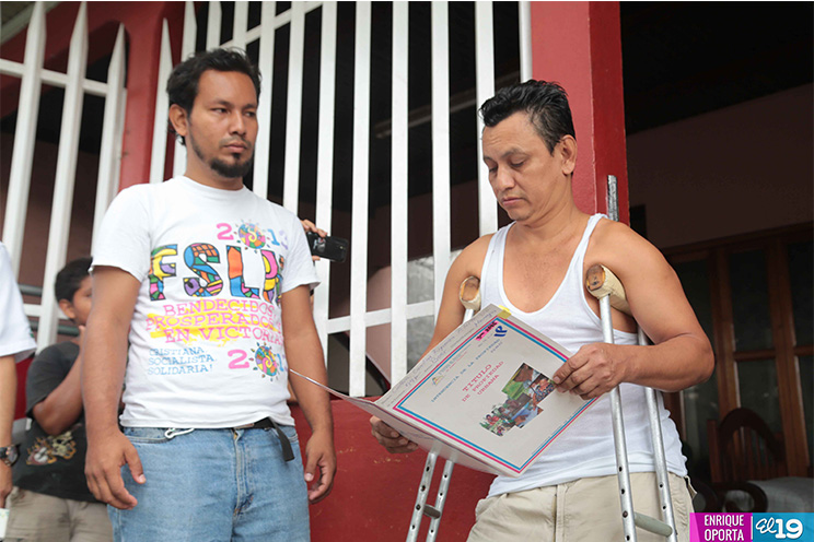 Celebrando el 36/19, más familias reciben títulos