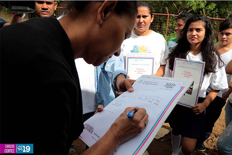 Pobladores del distrito III celebran victorias alcanzadas con la entrega de sus títulos de propiedad