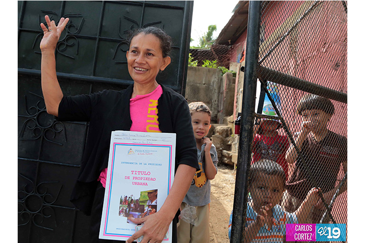 Pobladores del distrito III celebran victorias alcanzadas con la entrega de sus títulos de propiedad
