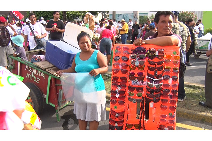 Comerciantes ofrecen productos alusivos al Repliegue