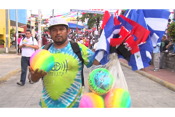 Comerciantes ofrecen productos alusivos al Repliegue