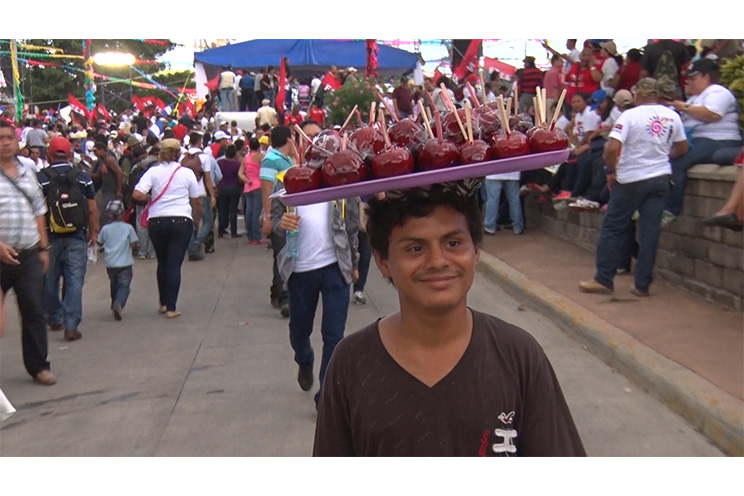Comerciantes ofrecen productos alusivos al Repliegue