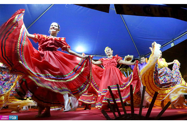 Arte, cultura y tradición en las tarimas del Repliegue 2015