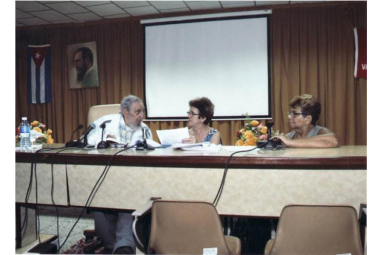 Comandante Fidel Castro visita centro de investigaciones alimenticias en Cuba