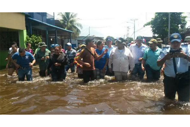 Gobierno venezolano lleva asistencia solidaria a familias afectadas por lluvias