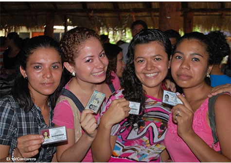 Estudiantes universitarios reciben tarjetas TUC