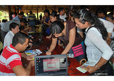 Estudiantes universitarios reciben tarjetas TUC