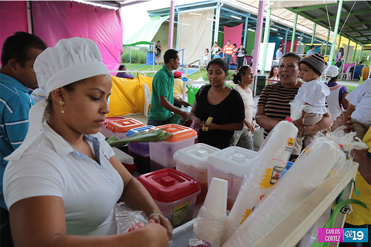 Lituanos se enamoran de la Feria de Economía Familiar