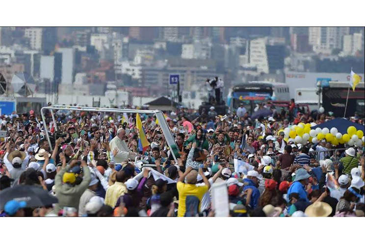 Casi un millón de fieles reciben a Francisco en parque de Quito