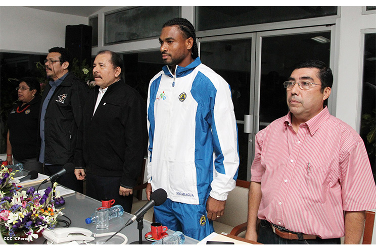 Presidente Daniel abandera a atletas nicaragüenses que participarán en los XVII Juegos Panamericanos