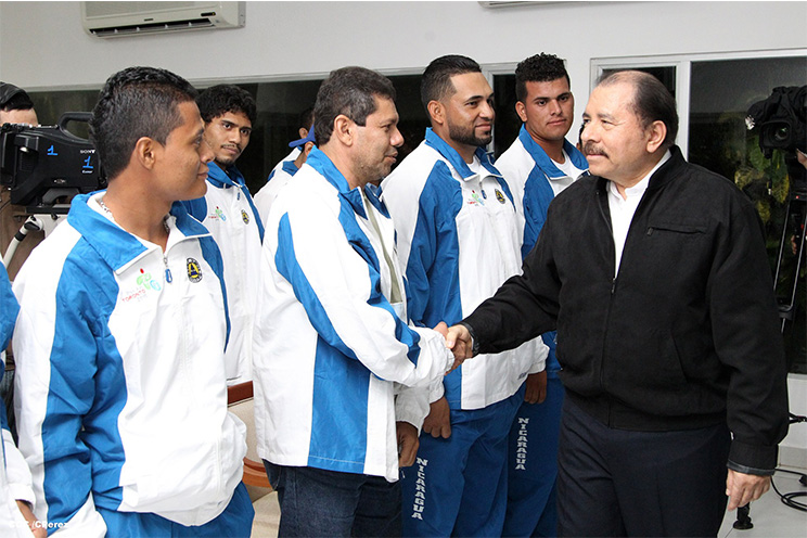 Presidente Daniel abandera a atletas nicaragüenses que participarán en los XVII Juegos Panamericanos