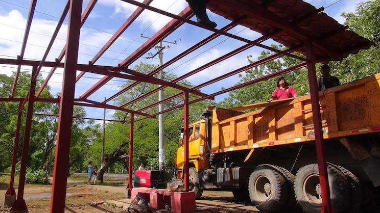 Avanza construcción de nuevas paradas de buses en León