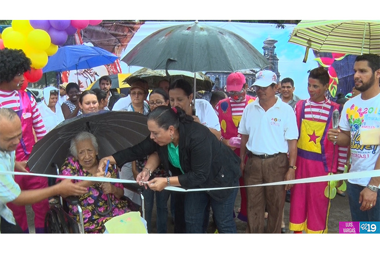 Familias celebran la rehabilitación del parque William Díaz en el distrito II