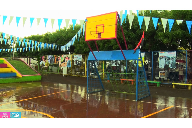 Familias celebran la rehabilitación del parque William Díaz en el distrito II