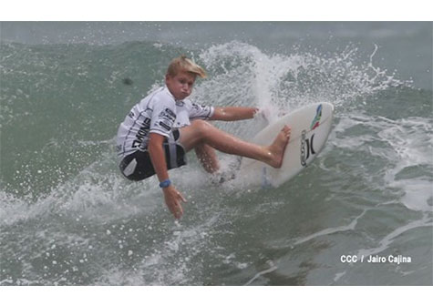 Jovenes nicaragüenses dan la pelea en Campeonato de Surf