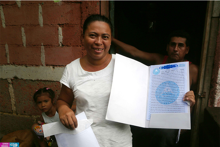 Reciben sus títulos de propiedad como un histórico legado de la Revolución