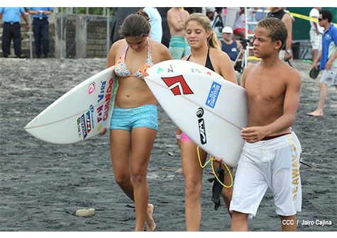 Jovenes nicaragüenses dan la pelea en Campeonato de Surf