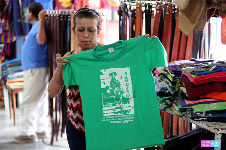 Mercados abastecidos de artículos para celebrar el 36/19