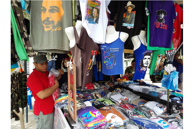 Comerciantes ofertan artículos alusivos a la Revolución Sandinista en la víspera del 36/19!