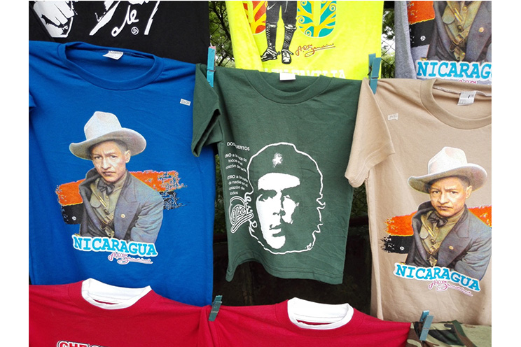 Comerciantes ofertan artículos alusivos a la Revolución Sandinista en la víspera del 36/19!