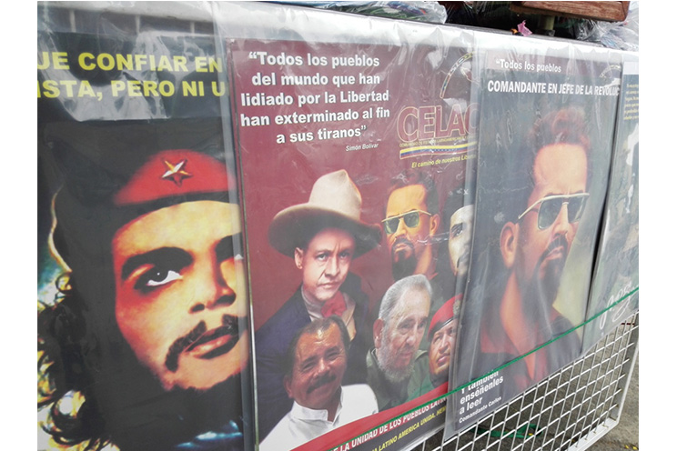 Comerciantes ofertan artículos alusivos a la Revolución Sandinista en la víspera del 36/19!