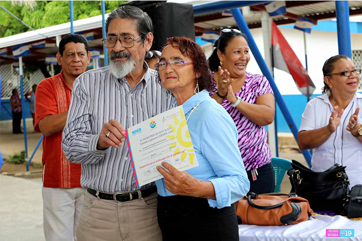 Entregan certificado de alfabetización a adultos mayores