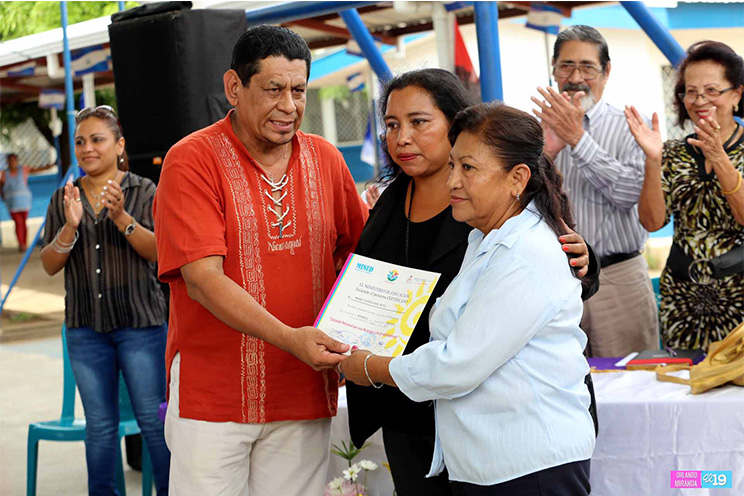 Entregan certificado de alfabetización a adultos mayores