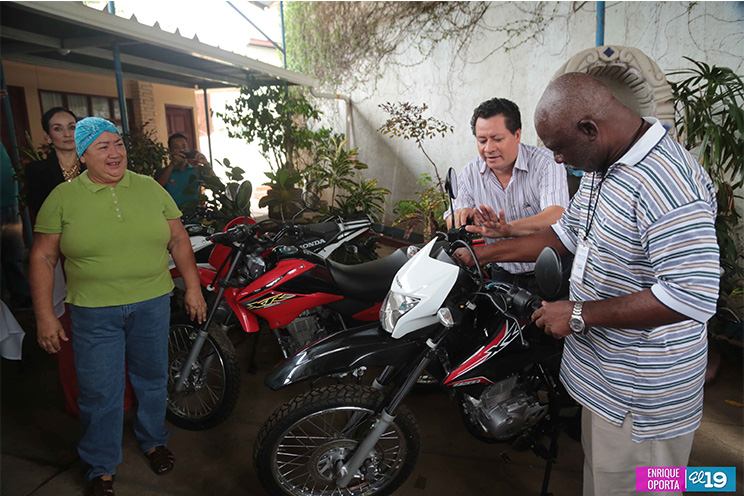 Nuevo FISE entrega motocicletas y equipos de computación a municipalidades del Caribe