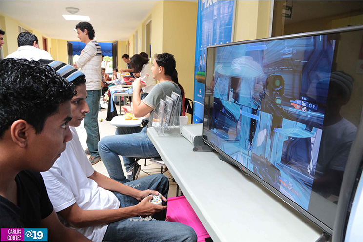 Jóvenes comunicadores desarrollan feria junto a comunidad universitaria