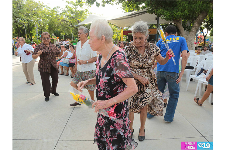 Madres de Héroes y Mártires celebran a la Revolución con tardes recreativas