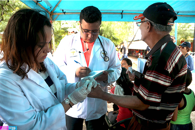 Comerciantes del mercado Roberto Huembes celebran el Día de la Alegría con Feria de Salud