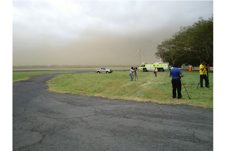 Lluvia con fuertes ráfagas de viento en Managua