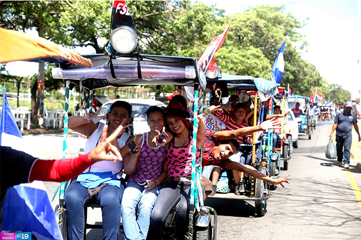 Alegre caravana de mototaxis recorre la capital celebrando el 36/19!