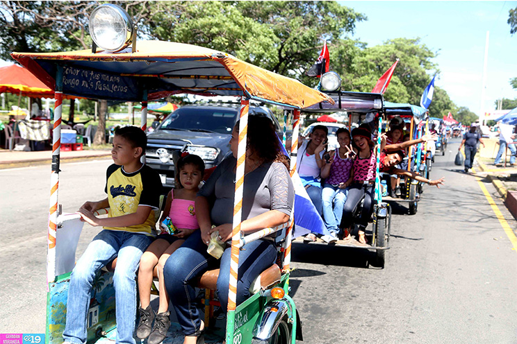 Alegre caravana de mototaxis recorre la capital celebrando el 36/19!