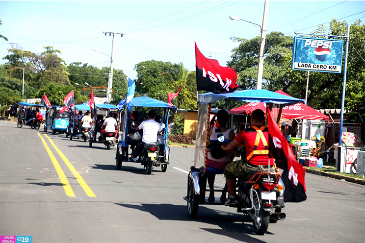 Alegre caravana de mototaxis recorre la capital celebrando el 36/19!