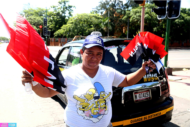 Alegre caravana de mototaxis recorre la capital celebrando el 36/19!